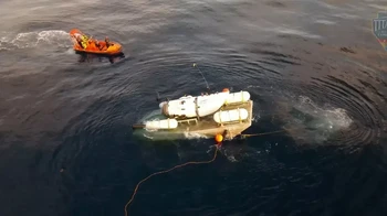 Persiapan akhir dilakukan sebelum Titan melakukan penyelaman dengan 5 penumpang di dalamnya. Biasanya dua orang berasal dari perusahaan, dan 3 orang adalah turis yang membayar. Foto: OceanGate