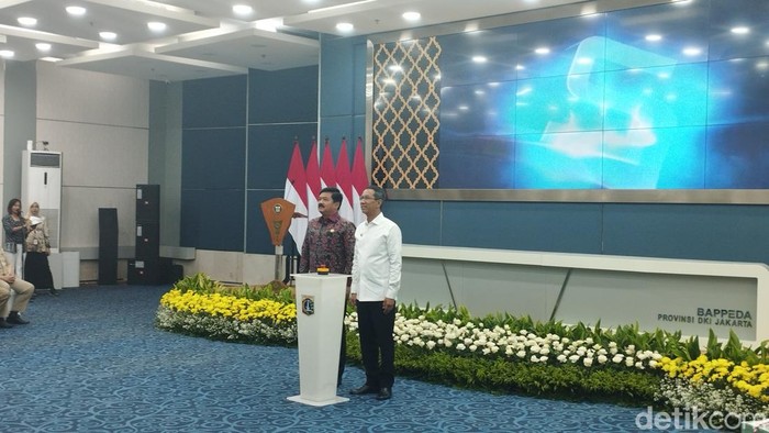 Pemprov DKI menerima 1.086 Sertifikat Aset Tanah dari Kementerian ATR/BPN. Pj Gubernur DKI Heru Budi mengatakan penerimaan sertifikat sebagai hadiah HUT DKI. (Brigitta Belia/detikcom)