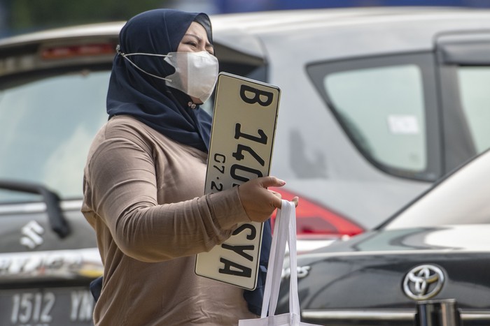 Pemilik kendaraan melakukan pembayaran pajak kendaraan bermotor di Pelayanan Samsat Keliling, Polda Metro Jaya, Jakarta, Senin (26/6/2023). Dalam rangka HUT DKI Jakarta ke-496, Pemprov DKI Jakarta melalui Bapenda menggelar keringanan pajak kendaraan yaitu Penghapusan sanksi administrasi secara jabatan untuk PKB dan Penghapusan bea balik nama kendaraan bermotor (BBNKB) yang dimulai sejak 22 Juni - 29 Desember 2023. ANTARA FOTO/Muhammad Adimaja/hp.