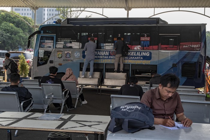 Pemilik kendaraan melakukan pembayaran pajak kendaraan bermotor di Pelayanan Samsat Keliling, Polda Metro Jaya, Jakarta, Senin (26/6/2023). Dalam rangka HUT DKI Jakarta ke-496, Pemprov DKI Jakarta melalui Bapenda menggelar keringanan pajak kendaraan yaitu Penghapusan sanksi administrasi secara jabatan untuk PKB dan Penghapusan bea balik nama kendaraan bermotor (BBNKB) yang dimulai sejak 22 Juni - 29 Desember 2023. ANTARA FOTO/Muhammad Adimaja/hp.