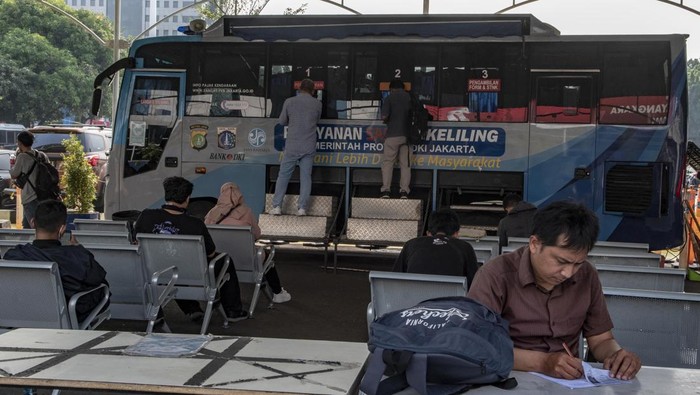 Pemutihan pajak kendaraan 2023 Pemilik kendaraan melakukan pembayaran pajak kendaraan bermotor di Pelayanan Samsat Keliling, Polda Metro Jaya, Jakarta, Senin (26/6/2023). Dalam rangka HUT DKI Jakarta ke-496, Pemprov DKI Jakarta melalui Bapenda menggelar keringanan pajak kendaraan yaitu Penghapusan sanksi administrasi secara jabatan untuk PKB dan Penghapusan bea balik nama kendaraan bermotor (BBNKB) yang dimulai sejak 22 Juni - 29 Desember 2023. ANTARA FOTO/Muhammad Adimaja/hp.