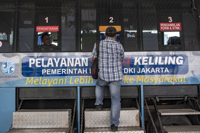 Pemilik kendaraan melakukan pembayaran pajak kendaraan bermotor di Pelayanan Samsat Keliling, Polda Metro Jaya, Jakarta, Senin (26/6/2023). Dalam rangka HUT DKI Jakarta ke-496, Pemprov DKI Jakarta melalui Bapenda menggelar keringanan pajak kendaraan yaitu Penghapusan sanksi administrasi secara jabatan untuk PKB dan Penghapusan bea balik nama kendaraan bermotor (BBNKB) yang dimulai sejak 22 Juni - 29 Desember 2023. ANTARA FOTO/Muhammad Adimaja/hp.