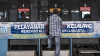 Pemilik kendaraan melakukan pembayaran pajak kendaraan bermotor di Pelayanan Samsat Keliling, Polda Metro Jaya, Jakarta, Senin (26/6/2023).