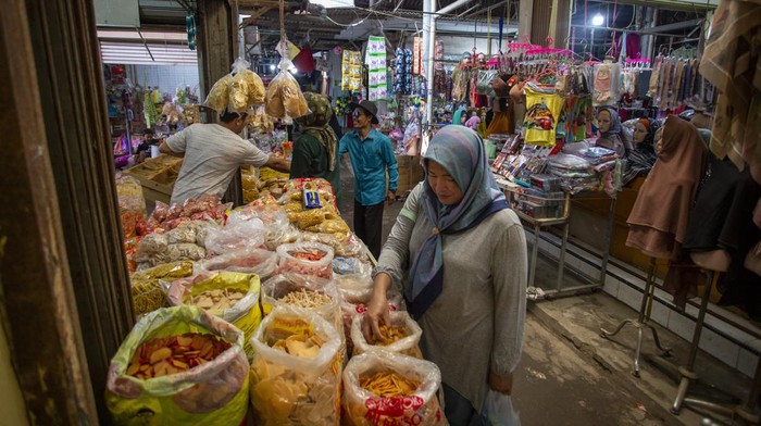 Warga berjalan keluar dari pasar Karangampel, Indramayu, Jawa Barat, Senin (26/6/2023). Pemerintah Provinsi Jawa Barat menargetkan 25 pasar tradisional direvitalisasi pada rentang waktu tahun 2019 hingga 2023 dengan pagu anggaran senilai Rp268 miliar dan nantinya menjadi pasar yang memiliki SNI dan menerapkan digitalisasi pasar. ANTARA FOTO/Dedhez Anggara/tom.