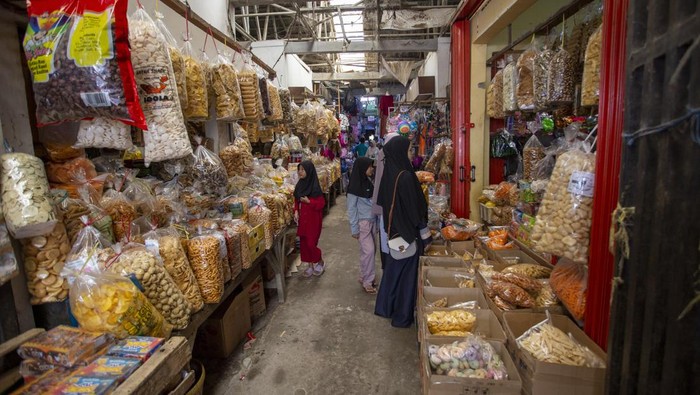 Warga berjalan keluar dari pasar Karangampel, Indramayu, Jawa Barat, Senin (26/6/2023). Pemerintah Provinsi Jawa Barat menargetkan 25 pasar tradisional direvitalisasi pada rentang waktu tahun 2019 hingga 2023 dengan pagu anggaran senilai Rp268 miliar dan nantinya menjadi pasar yang memiliki SNI dan menerapkan digitalisasi pasar. ANTARA FOTO/Dedhez Anggara/tom.