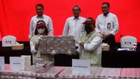 Uang yang dipamerkan itu senilai Rp 81.628.693.00 atau Rp 81,6 miliar.  