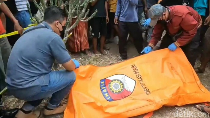 Sosok mayat pria ditemukan dalam karung beras di TPU di Desa Alastlogo, Pasuruan, Jawa Timur. Simak info lengkapnya soal penemuan mayat di Alastlogo Pasuruan