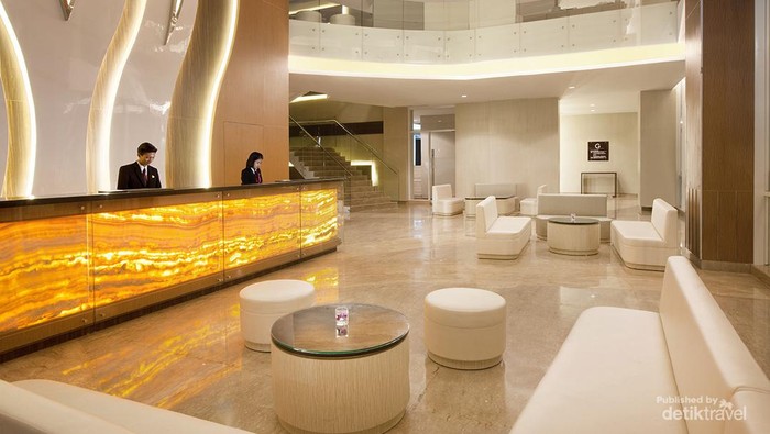Suasana Lobby Hotel Santika