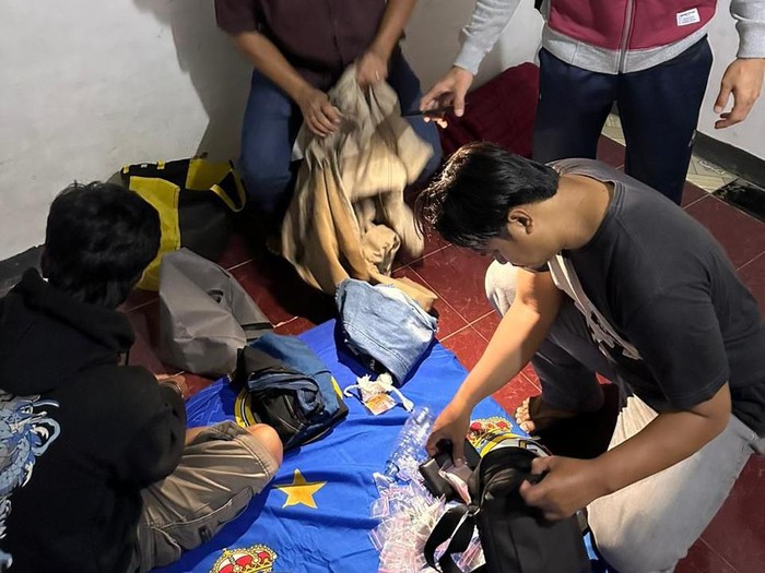 Penggeledahan kos tersangka pengedar narkoba di Tuban