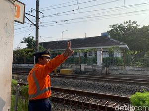 Kisah Penjaga Perlintasan KA Pasar Minggu dan Tugas Berat Cegah Kecelakaan