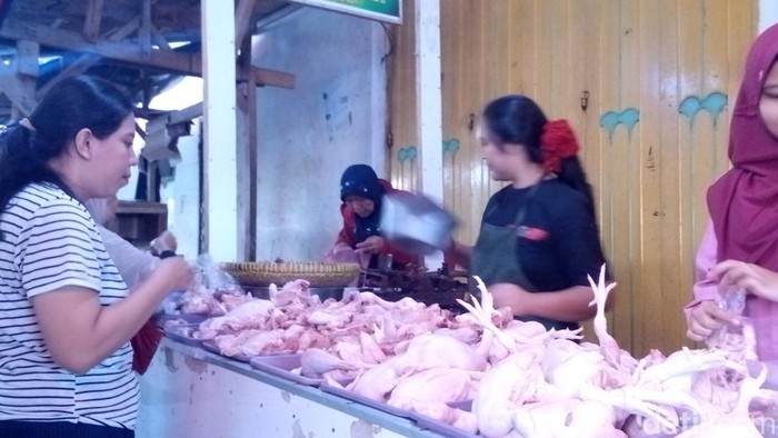 Penjual daging ayam di Kuningan