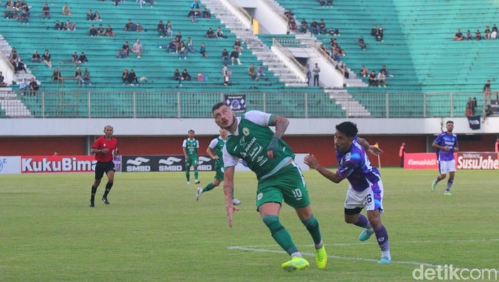 Penyerang PSS Sleman Yevhen Bokhashvili saat laga uji coba melawan Persib Bandung di Stadion Maguwoharjo, Minggu (25/6/2023).