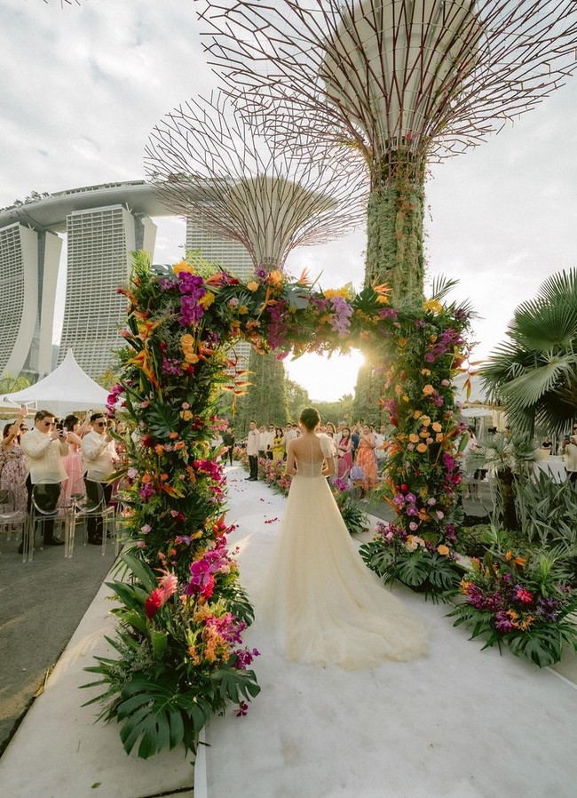 Seperti dilansir Asia One, pasangan yang sama-sama pebisnis real estate itu diketahui menghabiskan biaya hingga Rp 2,7 miliar untuk menggelar pernikahan mewah a la ‘Crazy Rich Asians’. Foto: Instagram/@jmtiongco