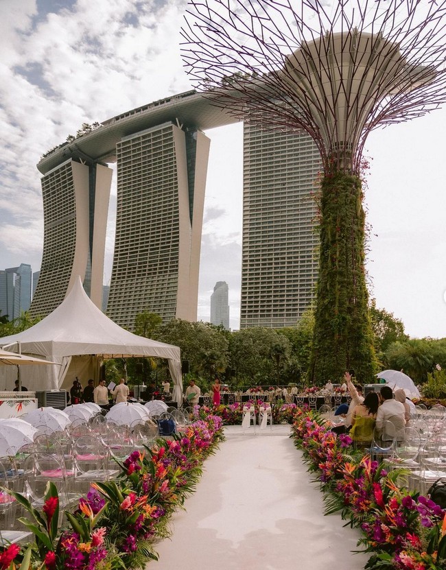 Tampak lengkungan bunga yang ditata dengan indah. Ada pula rangkaian bunga yang berjejer di sepanjang lorong. Foto: Instagram/@jmtiongco