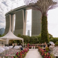 Tampak lengkungan bunga yang ditata dengan indah. Ada pula rangkaian bunga yang berjejer di sepanjang lorong. Foto: Instagram/@jmtiongco