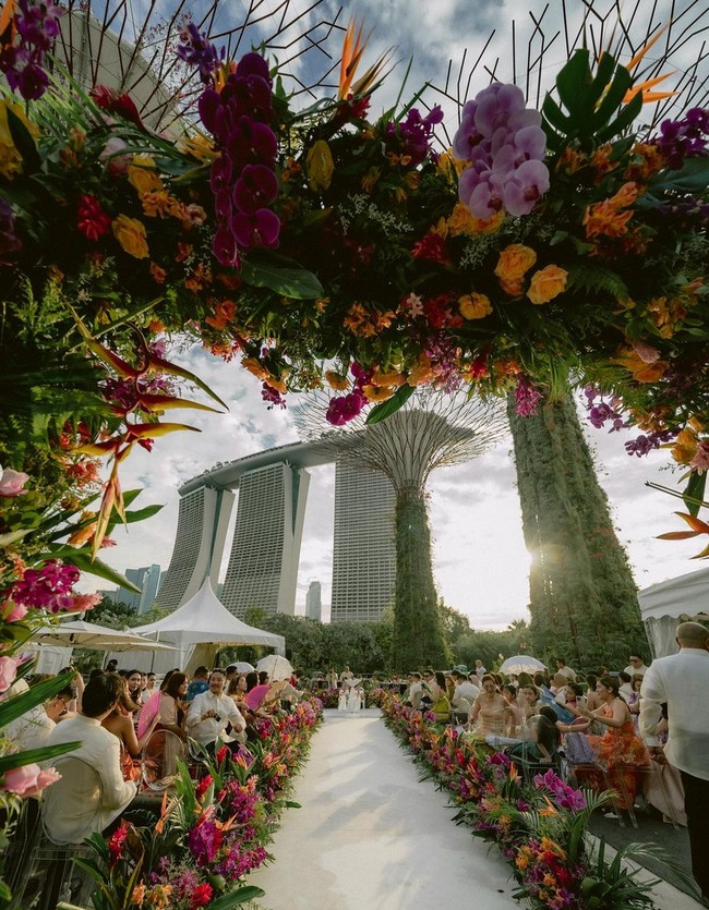 Terdapat backdrop karpet merah yang terinspirasi dari poster film tersebut. Area itu pun menjadi spot foto favorit para tamu maupun anggota keluarga untuk menampilkan busana mewah mereka saat menghadiri pernikahan.  Foto: Instagram/@jmtiongco