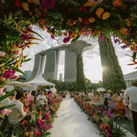 Terdapat backdrop karpet merah yang terinspirasi dari poster film tersebut. Area itu pun menjadi spot foto favorit para tamu maupun anggota keluarga untuk menampilkan busana mewah mereka saat menghadiri pernikahan.  Foto: Instagram/@jmtiongco