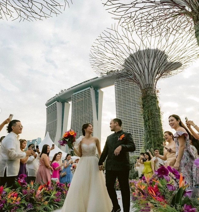 JM Tiongco dan Abbie Caram, pasangan pebisnis real estate berhasil mewujudkan pernikahan impian di Gardens By The Bay, Singapura. Foto: Instagram/@jmtiongco