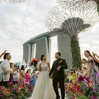 JM Tiongco dan Abbie Caram, pasangan pebisnis real estate berhasil mewujudkan pernikahan impian di Gardens By The Bay, Singapura. Foto: Instagram/@jmtiongco