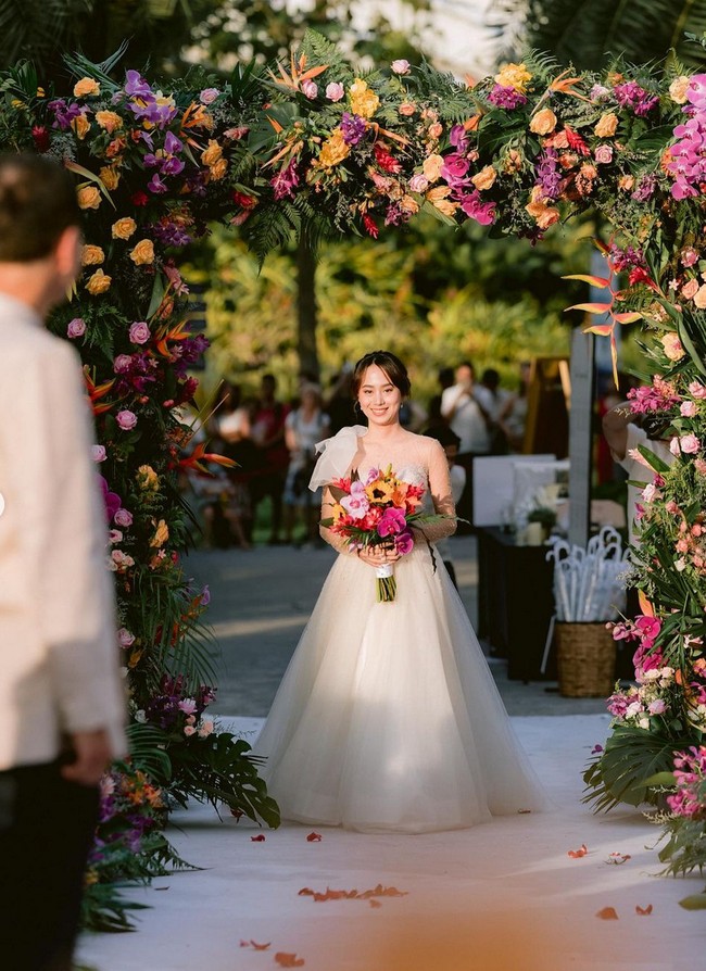 Mereka pun memilih lokasi pernikahan yang sama, dihiasi dekorasi penuh bunga berwarna-warni. Dengan latar belakang pemandangan Supertree Grove, taman vertikal yang jadi ciri khas Gardens By The Bay, dan gedung kembar tiga Marina Bay Sands, momen pernikahan pun jadi terlihat sangat indah dan dramatis bak di film. Foto: Instagram/@jmtiongco
