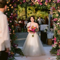 Mereka pun memilih lokasi pernikahan yang sama, dihiasi dekorasi penuh bunga berwarna-warni. Dengan latar belakang pemandangan Supertree Grove, taman vertikal yang jadi ciri khas Gardens By The Bay, dan gedung kembar tiga Marina Bay Sands, momen pernikahan pun jadi terlihat sangat indah dan dramatis bak di film. Foto: Instagram/@jmtiongco