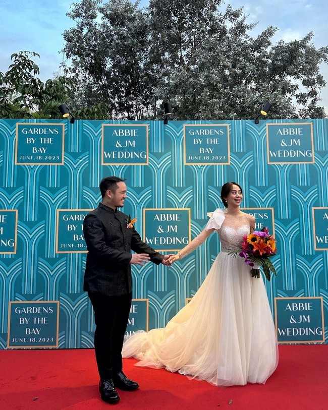 Mempelai wanita, JM Tiongco tampil mewah dalam balutan gaun pengantin dari koleksi Vera Wang. Sementara mempelai pria, Abbie Caram, memilih setelan jas kerah Shanghai dan celana hitam-hitam. Foto: Instagram/@jmtiongco