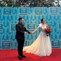 Mempelai wanita, JM Tiongco tampil mewah dalam balutan gaun pengantin dari koleksi Vera Wang. Sementara mempelai pria, Abbie Caram, memilih setelan jas kerah Shanghai dan celana hitam-hitam. Foto: Instagram/@jmtiongco