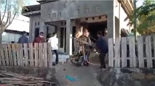 Sejumlah orang merusak rumah dan perabotan di Desa Doridungga, Bima, NTB, Jumat (23/6/2023). Perusakan rumah itu diduga karena keluarga perempuan kecewa anaknya batal dinikahi,