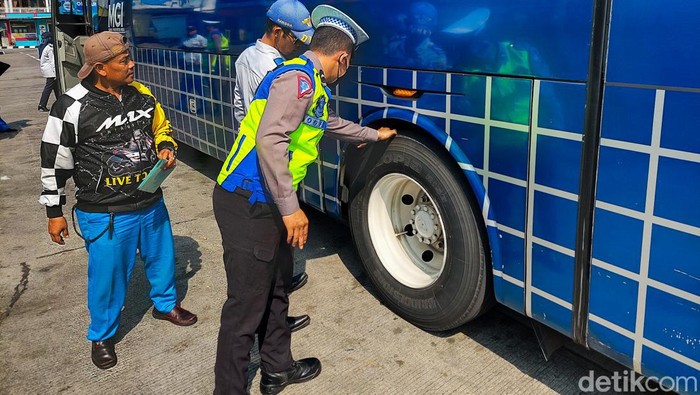 Petugas Dishub dan Satlantas Polres Cimahi Cek Kelaikan Bus dan Truk di Tol Cipularang