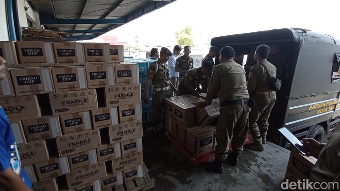 Petugas gabungan di Kota Tasikmalaya saat menyita ratusan botol miras, Senin (26/6/2023).