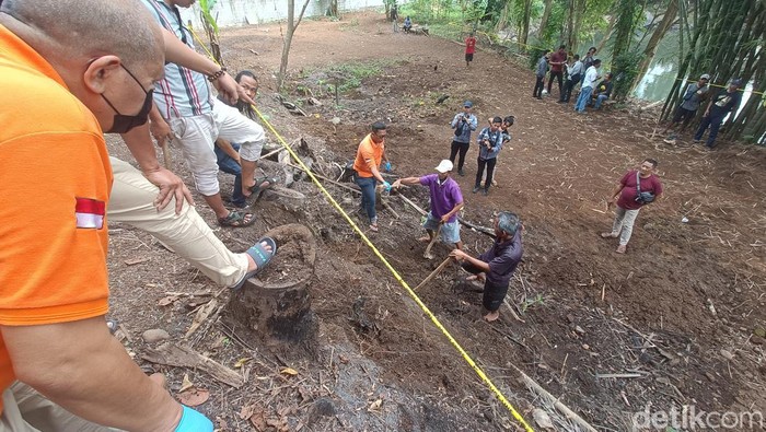 Petugas Inafis Sat Reskrim Polresta Banyumas bersama warga melakukan penggalian untuk mencari 3 kerangka bayi lain di kebun kosong Kelurahan Tanjung, Purwokerto Selatan, Kabupaten Banyumas, Senin (26/6/2023).
