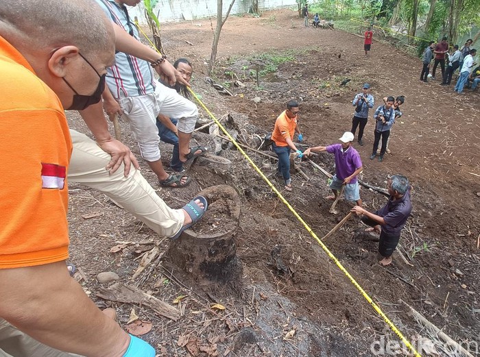 Petugas Inafis Sat Reskrim Polresta Banyumas bersama warga melakukan penggalian untuk mencari 3 kerangka bayi lain di kebun kosong Kelurahan Tanjung, Purwokerto Selatan, Kabupaten Banyumas, Senin (26/6/2023).