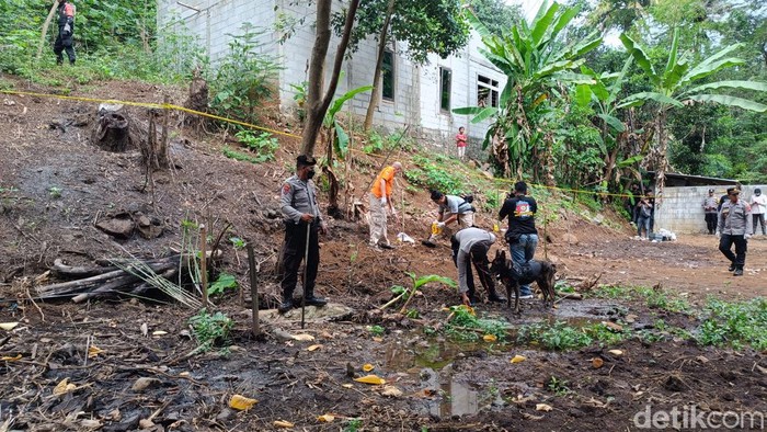Petugas kepolisian melanjutkan pencarian 3 kerangka bayi menggunakan anjing pelacak di Kelurahan Tanjung, Kecamatan Purwokerto Selatan, Banyumas, Senin (26/6/2023).