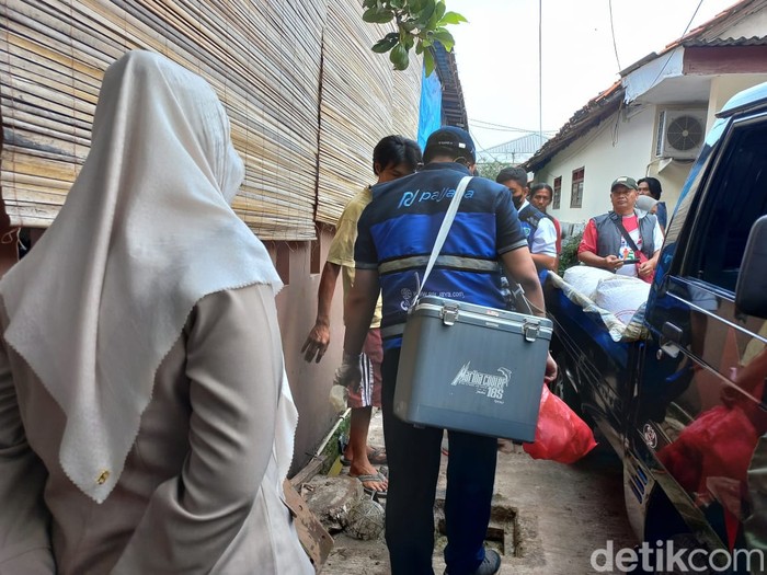 Petugas Perumda Paljaya dan Lurah Cikoko saat pengambilan sampel kotoran sapi di Cikoko, 26 Juni 2023. (Anggi Muliawati/detikcom)