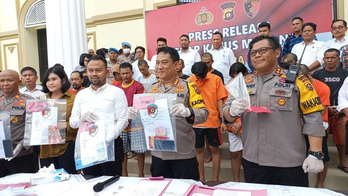 Polisi melakukan konferensi pers pengungkapan kasus menonjol di Kota Jambk selama 2 bulan terakhir