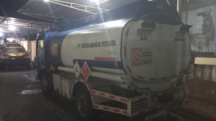 Polisi membongkar penimbunan BBM jenis solar di Jember