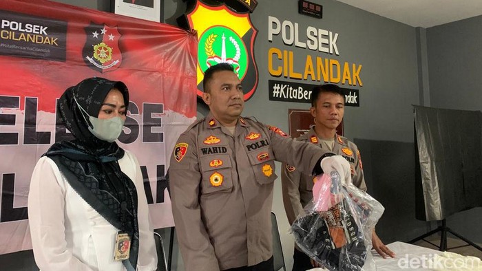 Polisi menetapkan Eky Sopyan, tattoo artist di Jaksel yang tega aniaya dan olesi wajah pacar dengan kotorannya sendiri.