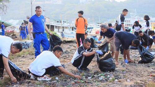 Polres Manggarai Barat bersama berbagai unsur, masyarakat dan pegiat lingkungan, mengumpulkan 672 kilogram sampah dari bibir Pantai Pulau Bajo, Senin (26/6/2023).