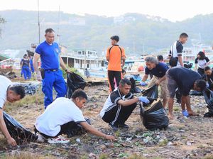 Polisi Pungut 672 Kilogram Sampah dari Pantai di Labuan Bajo