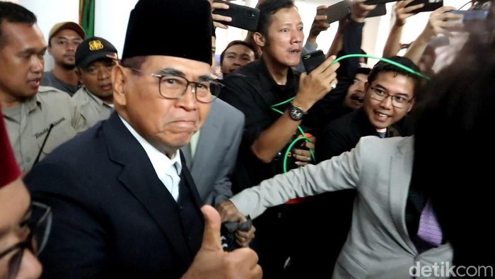 Pondok Pesantren Al-Zaytun pimpinan Panji Gumilang menjadi sorotan karena isu dugaan aliran sesat di dalamnya. Lantas, Ponpes Al-Zaytun ada di mana?