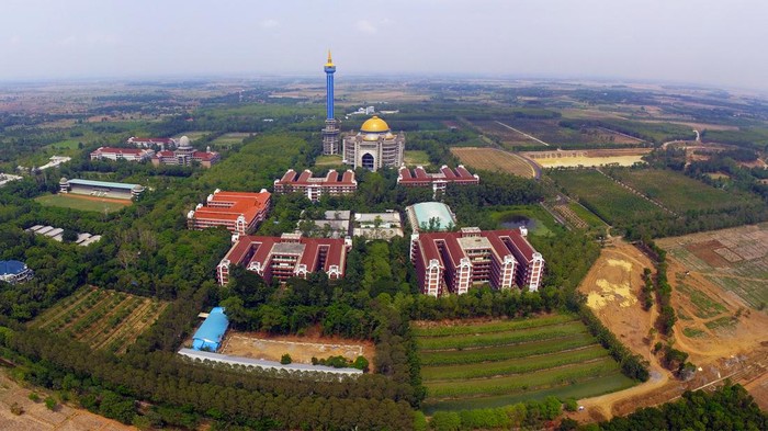Pondok Pesantren Al-Zaytun pimpinan Panji Gumilang menjadi sorotan karena isu dugaan aliran sesat di dalamnya. Lantas, Ponpes Al-Zaytun ada di mana?