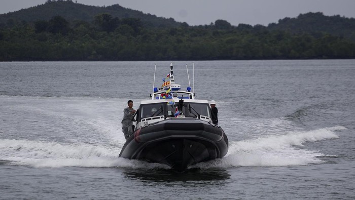 Potret Kapal Patroli Tercepat Bakamla untuk Perkuat Keamanan di Zona Timur Sejumlah petugas Badan Keamanan Laut ( Bakamla) berada di atas kapal High Speed Craft (HSC) IV/32-04 saat akan uji coba kecepatan usai peresmian di Dermaga PT Palindo Marine Shipyard, Batam, Kepulauan Riau, Senin (26/6/2023). Kapal bermesin tiga yang memiliki kecepatan hingga 65 knots dan dilengkapi dengan senjata kaliber 12,5 mm tersebut merupakan kapal keempat yang dimiliki Bakamla untuk melakukan penegakan hukum khususnya di wilayah perbatasan yang memiliki potensi kasus penyelundupan. ANTARA FOTO/Teguh Prihatna/tom.