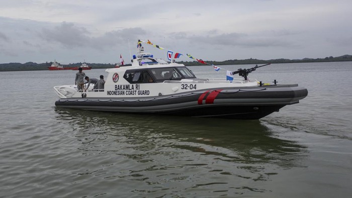 Sejumlah petugas Badan Keamanan Laut ( Bakamla) berada di atas kapal High Speed Craft (HSC) IV/32-04 saat akan uji coba kecepatan usai peresmian di Dermaga PT Palindo Marine Shipyard, Batam, Kepulauan Riau, Senin (26/6/2023). Kapal bermesin tiga yang memiliki kecepatan hingga 65 knots dan dilengkapi dengan senjata kaliber 12,5 mm tersebut merupakan kapal keempat yang dimiliki Bakamla untuk melakukan penegakan hukum khususnya di wilayah perbatasan yang memiliki potensi kasus penyelundupan. ANTARA FOTO/Teguh Prihatna/tom.