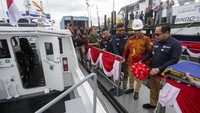 Kepala Badan Keamanan Laut (Bakamla) Laksamana Madya TNI Aan Kurnia (kanan) meresmikan kapal High Speed Craft (HSC) IV/32-04 buatan dalam negeri di Dermaga PT Palindo Marine Shipyard, Batam, Kepulauan Riau, Senin (26/6/2023).   
