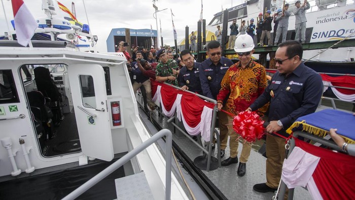 Potret Kapal Patroli Tercepat Bakamla untuk Perkuat Keamanan di Zona Timur Sejumlah petugas Badan Keamanan Laut ( Bakamla) berada di atas kapal High Speed Craft (HSC) IV/32-04 saat akan uji coba kecepatan usai peresmian di Dermaga PT Palindo Marine Shipyard, Batam, Kepulauan Riau, Senin (26/6/2023). Kapal bermesin tiga yang memiliki kecepatan hingga 65 knots dan dilengkapi dengan senjata kaliber 12,5 mm tersebut merupakan kapal keempat yang dimiliki Bakamla untuk melakukan penegakan hukum khususnya di wilayah perbatasan yang memiliki potensi kasus penyelundupan. ANTARA FOTO/Teguh Prihatna/tom.
