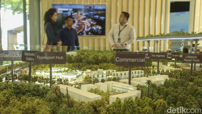 Potret Pusat Bisnis dan Komersial Baru di Sawangan Depok Pekerja beraktivitas di proyek pembangunan kawasan Eco Town di Sawangan, Depok, Senin (26/6/2023). Vasanta Group memproyeksikan Eco Town akan menjadi pusat pertumbuhan ekonomi baru di kawasan Depok, melalui pengembangan kawasan bisnis dan komersial bernuansa internasional yang terdiri dari ruko, perkantoran, pusat lifestyle hingga pusat perniagaan yang dapat menarik investasi dan multiplier effect bagi lingkungan sekitar.