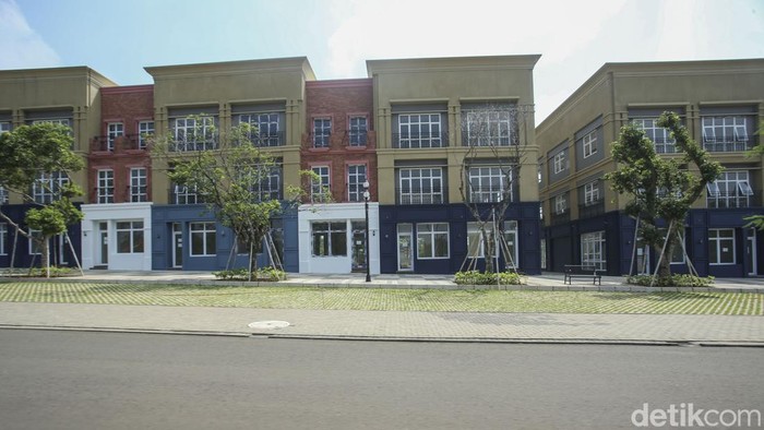 Potret Pusat Bisnis dan Komersial Baru di Sawangan Depok Pekerja beraktivitas di proyek pembangunan kawasan Eco Town di Sawangan, Depok, Senin (26/6/2023). Vasanta Group memproyeksikan Eco Town akan menjadi pusat pertumbuhan ekonomi baru di kawasan Depok, melalui pengembangan kawasan bisnis dan komersial bernuansa internasional yang terdiri dari ruko, perkantoran, pusat lifestyle hingga pusat perniagaan yang dapat menarik investasi dan multiplier effect bagi lingkungan sekitar.