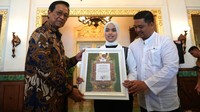 Gubernur Daerah Istimewa Yogyakarta (DIY) Sri Sultan HB X (kiri) memberikan penghargaan kepada penyanyi difabel Putri Ariani (tengah) di Gedhong Wilis, Kepatihan Pemda D.I Yogyakarta, Senin (26/6/2023). 