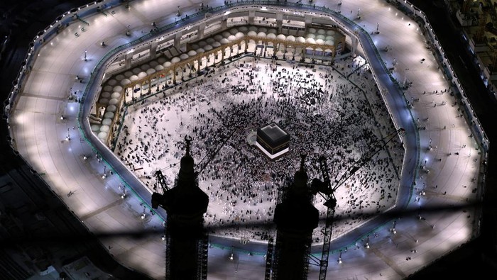 Muslim pilgrims perform the Umrah at the Holy Kaaba, as they start arriving to perform the annual Haj at the Grand Mosque, in the holy city of Mecca, Saudi Arabia, June 25, 2023. (REUTERS/Mohamed Abd El Ghany)