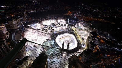 Potret Udara Masjidil Haram Bersinar Terang di Malam Hari